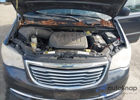 2013 Chrysler Town & Country Touring z USA, uszkodzony, nr VIN 2C4RC1BG6DR690878